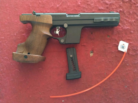 Hammerli 280 con cañón del 22 y del 32. 2 cargadores de cada calibre, recoge vainas, contrapesos, cachas 02