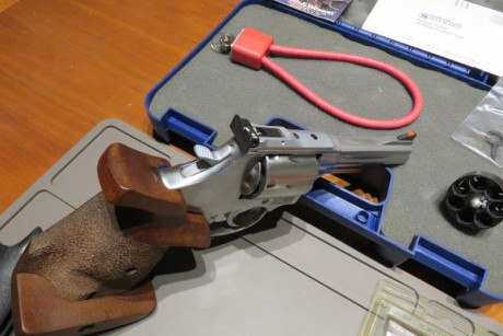 Pues lo dicho vendo este magnifico revolver de 7 disparos S&W 620 38/357 en perfecto estado, muy buen 12