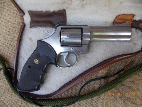 Revolver en perfecto estado, con útil de limpieza y funda de transporte, guiado con la licencia F, se 00