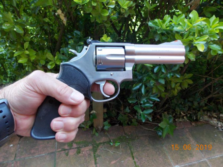 Revolver en perfecto estado, con útil de limpieza y funda de transporte, guiado con la licencia F, se 12