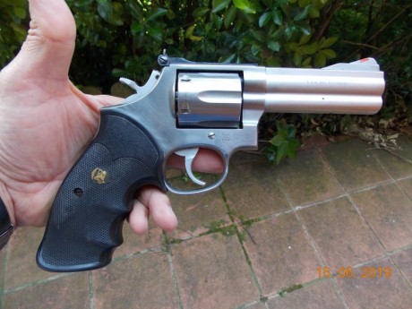Revolver en perfecto estado, con útil de limpieza y funda de transporte, guiado con la licencia F, se 11