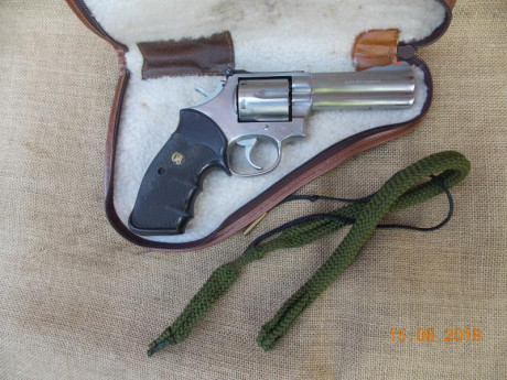 Revolver en perfecto estado, con útil de limpieza y funda de transporte, guiado con la licencia F, se 21