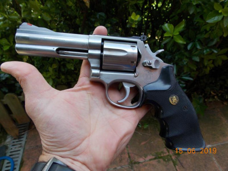 Revolver en perfecto estado, con útil de limpieza y funda de transporte, guiado con la licencia F, se 20