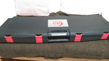 Vendo maleta kral arms, para arma larga. 
Plastico abs, medidas exteriores, 111x30x13 cm.
20 euros.
Zona 02