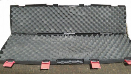 Vendo maleta kral arms, para arma larga. 
Plastico abs, medidas exteriores, 111x30x13 cm.
20 euros.
Zona 01