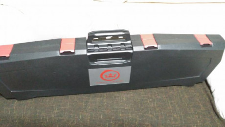 Vendo maleta kral arms, para arma larga. 
Plastico abs, medidas exteriores, 111x30x13 cm.
20 euros.
Zona 00