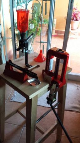 me quito de encima equipo de recarga.bastantes cosas como prensa manual deis de recargas varios recortador 02