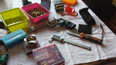 me quito de encima equipo de recarga.bastantes cosas como prensa manual deis de recargas varios recortador 01