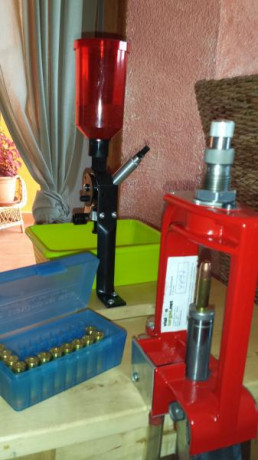 me quito de encima equipo de recarga.bastantes cosas como prensa manual deis de recargas varios recortador 00