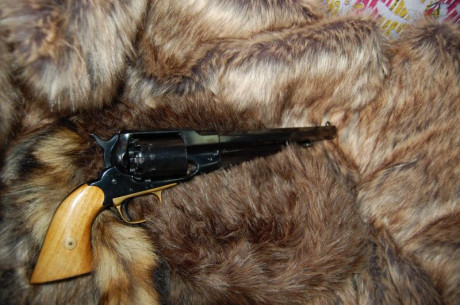 Muy buenas a todos!
Pongo a la venta este magnífico revolver que adquirí recientemente y que me ha hecho 01
