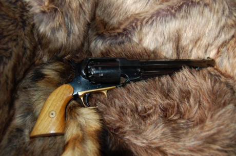 Muy buenas a todos!
Pongo a la venta este magnífico revolver que adquirí recientemente y que me ha hecho 12