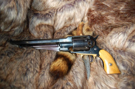 Muy buenas a todos!
Pongo a la venta este magnífico revolver que adquirí recientemente y que me ha hecho 11