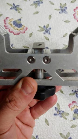 Hola a todos,
Me han dejado un pequeño bípode que quiero montar en una cz452 pero no sé qué tipo de adaptador 01