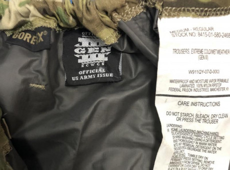 Se vende goretex ECWCS original en multicam talla medium-regular. En perfecto estado. Se incluye parka 02