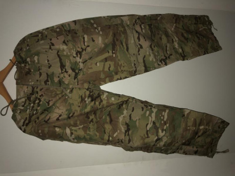 Se vende goretex ECWCS original en multicam talla medium-regular. En perfecto estado. Se incluye parka 00