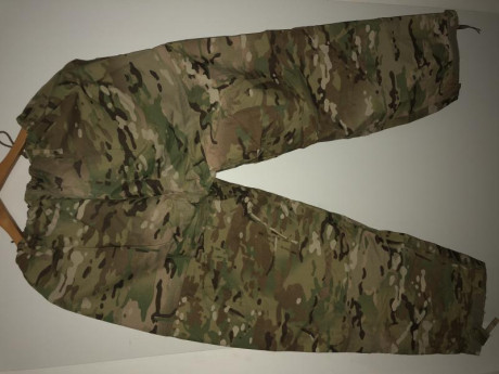 Se vende goretex ECWCS original en multicam talla medium-regular. En perfecto estado. Se incluye parka 12