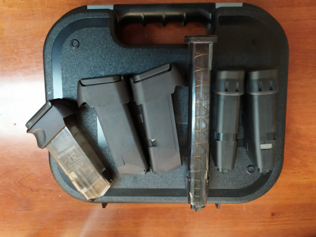 Por no usar vendo Glock 26 gen3 incluyo 
3 cargadores de 12
3 cargadores de 15
1 cargador de 28.

el arma 10