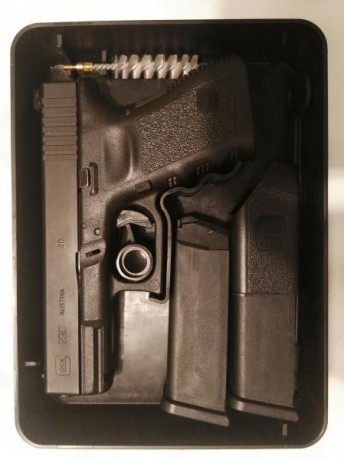 Cal. 40 SW. Muy pocos disparos. Vendo por no usar. Amparada con licencia A. Entrego con caja de plástico 02