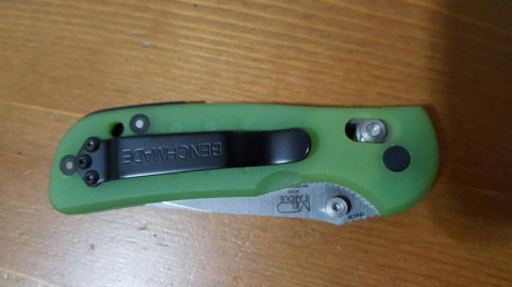 Benchmade minigriptilian customizada con cachas de Kevin Wilkins. Podeis ver los trabajos de este alemán, 00