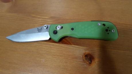 Benchmade minigriptilian customizada con cachas de Kevin Wilkins. Podeis ver los trabajos de este alemán, 12