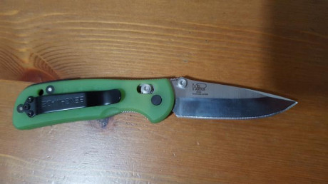 Benchmade minigriptilian customizada con cachas de Kevin Wilkins. Podeis ver los trabajos de este alemán, 11