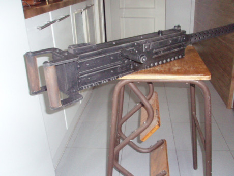 Hola

Réplica INERTE ametralladora Browning M2 cal.50.
Totalmente construida en madera y pvc,con algunas 01