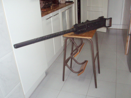 Hola

Réplica INERTE ametralladora Browning M2 cal.50.
Totalmente construida en madera y pvc,con algunas 00