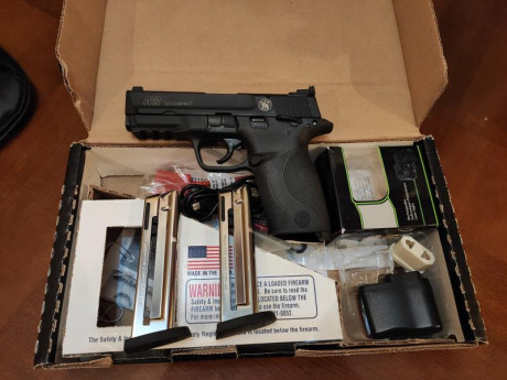 Vendo smith and wesson m&p compact 22lr en perfecto estado, muy pocos tiros.500€ con caja original 01