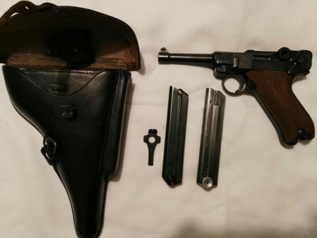 Cal. 9 mm PB. Año 1940. Dos cargadores, uno réplica. Funda cuero réplica original. Herramienta para municionar 02
