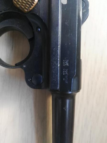 Cal. 9 mm PB. Año 1940. Dos cargadores, uno réplica. Funda cuero réplica original. Herramienta para municionar 00