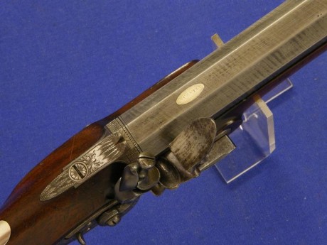 Voy a colocar unas fotos de un arma larga alemana de llave de mecha del siglo XVI. 122