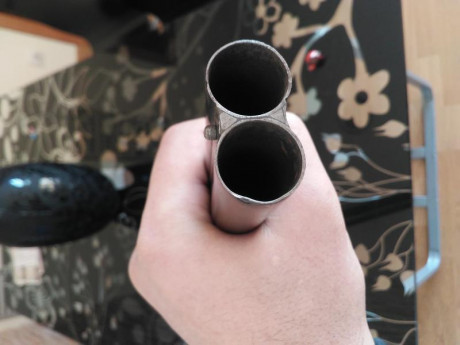 Buenas tardes,
Hace unos dias adquirí una escopeta de perrillos y me he dado cuenta que tiene un cañón 00