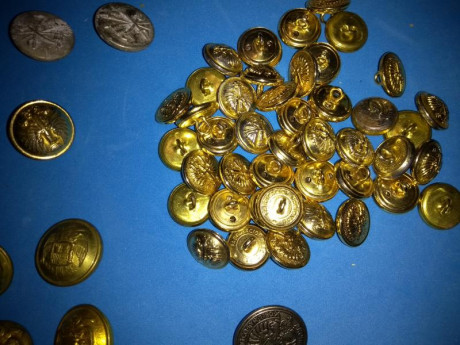 Lote de botones militares diferentes epocas y armas. 15€ mas 7€ gastos de envío. Se encuentran en Valladolid. 12