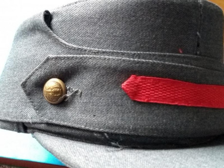 Gorra y gorro de la Guardia Civil. Creo que de la academia. 20€ mas 8€ gastos de envío. En Valladolid. 02