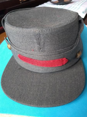 Gorra y gorro de la Guardia Civil. Creo que de la academia. 20€ mas 8€ gastos de envío. En Valladolid. 00