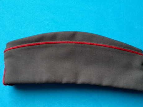 Gorra y gorro de la Guardia Civil. Creo que de la academia. 20€ mas 8€ gastos de envío. En Valladolid. 12