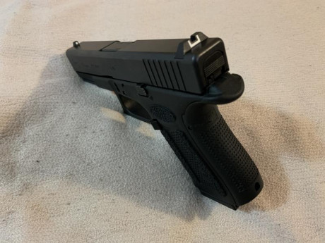 Como nueva. En perfecto estado. Usada para ipsc pero con muy pocos disparos. 
- 3 cargadores
- 3 cargadores 00