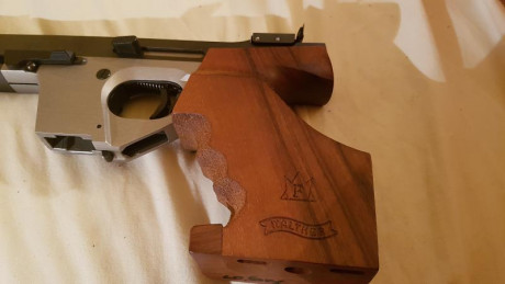 Hola.
Tengo una Walther GSP Expert, con cachas M originales 
Las cambiaría por otras de talla L, también 00