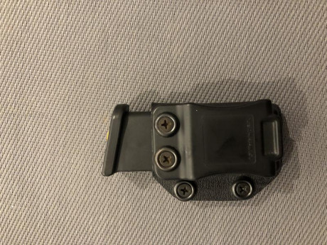 Portacargador de  KYDEX EXTERIOR/INTERIOR  (OWB/IWB) marca  CONCEALMENT EXPRESS  para  GLOCK 43 

Tiene 01