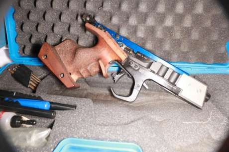 Vendo pistola Match Guns MG4, calibre 32 para competir a 25 m, en perfecto estado de conservación como 01
