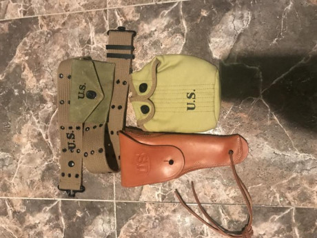Saco a la venta este lote compuesto por cinturón, funda de pistola de cuero, porta cantimplora y porta 02