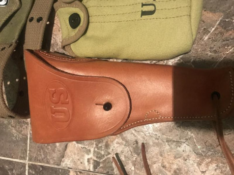 Saco a la venta este lote compuesto por cinturón, funda de pistola de cuero, porta cantimplora y porta 01
