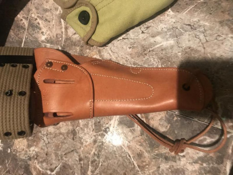Saco a la venta este lote compuesto por cinturón, funda de pistola de cuero, porta cantimplora y porta 12