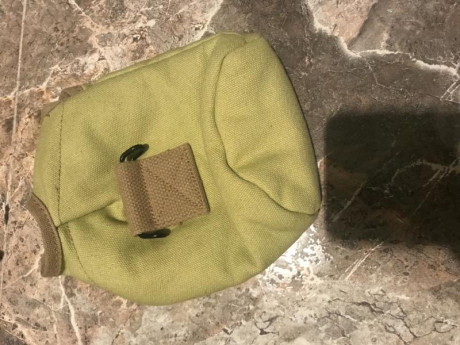 Saco a la venta este lote compuesto por cinturón, funda de pistola de cuero, porta cantimplora y porta 11