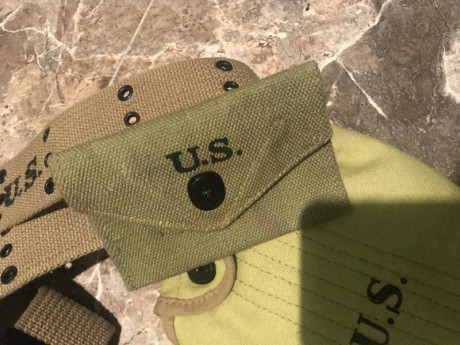 Saco a la venta este lote compuesto por cinturón, funda de pistola de cuero, porta cantimplora y porta 10