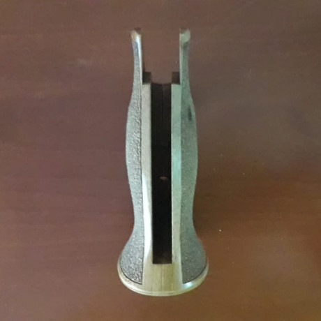 Vendo cacha de madera de la marca Kn (nill-Griffe) para revolver SW. 
Características: SW K/L SP
Precio: 02