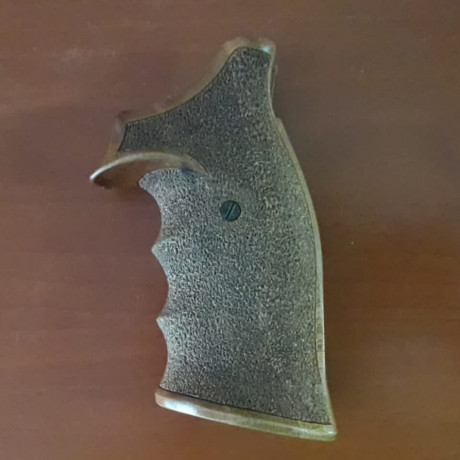 Vendo cacha de madera de la marca Kn (nill-Griffe) para revolver SW. 
Características: SW K/L SP
Precio: 00
