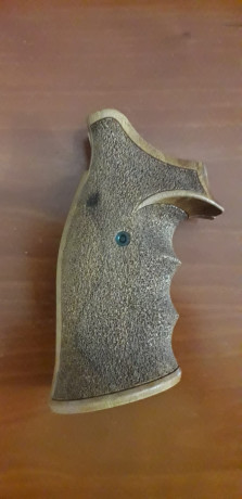 Vendo cacha de la marca Kn (nill-Griffe) para revolver SW. 
Características: SW K/L 01