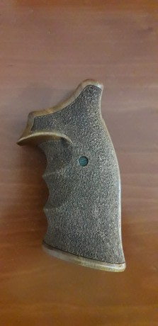 Vendo cacha de la marca Kn (nill-Griffe) para revolver SW. 
Características: SW K/L 00
