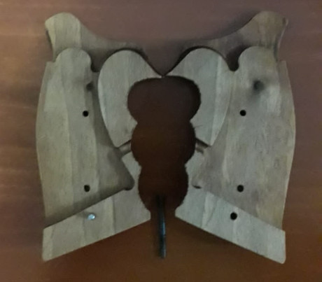 Vendo cacha de la marca Kn (nill-Griffe) para revolver SW. 
Características: SW K/L 12